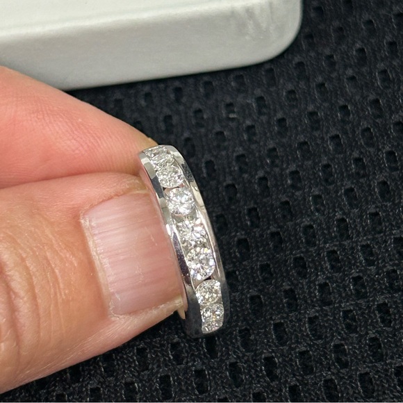 14kt white gold large diamonds band ring - Picture 8 of 8